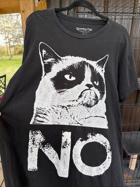 💯 Cotton Black Graphic Tee for Cats & Pet Lovers